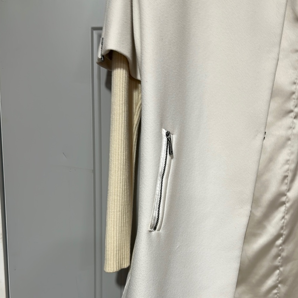 Elie Tahari Cream Cape with Textured Fabric and Wide Collar - Picture 16 of 16